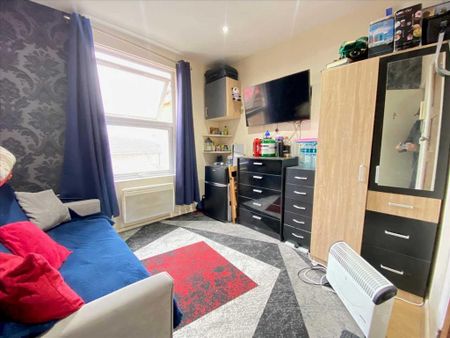 1 bedroom in a house share to rent - Photo 2