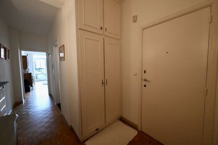 GEMEUBELD: Lichtrijk 1-kamer appartement gelegen aan de zonnekant van de Koningslaan. - Foto 4