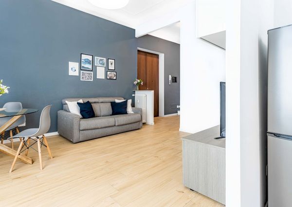 Spacious and bright single room in Piazza Monte Titano