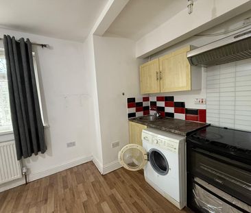 self contained studio flat in barking-£1100 inclusive bills - Photo 1