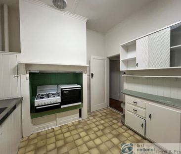 Prime Location! - Photo 6