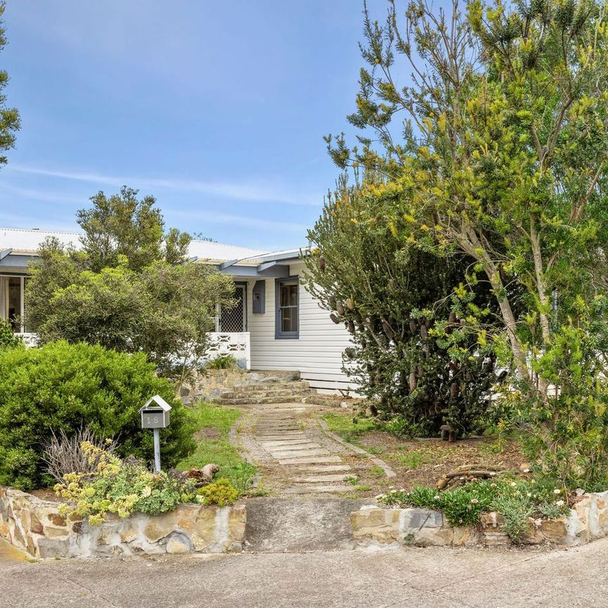 Retro Gem - Refurbished Three Bedroom Home - Photo 1