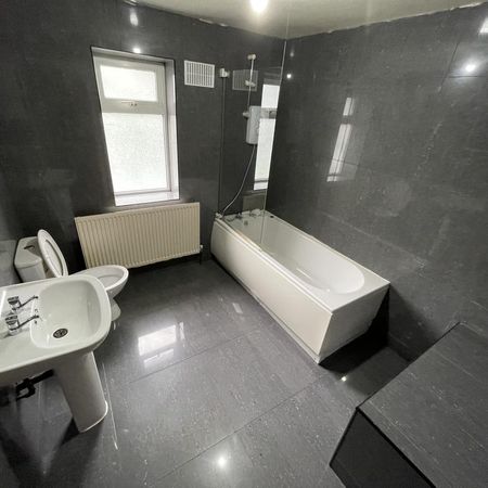 5 bedroom flat to rent - Photo 4