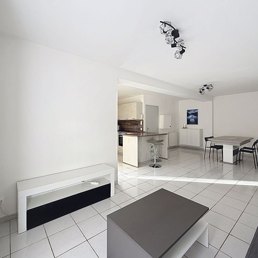 Appartement 82m2, terrasse, 3 chambres, places de parking - Photo 1
