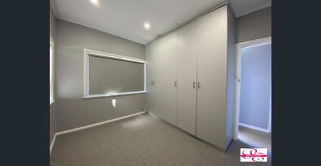 SPACIOUS RENOVATED LIVING - Photo 3