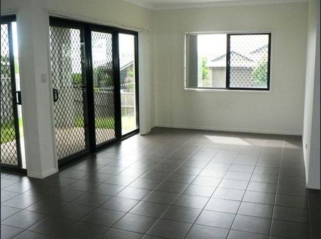 Large 4 Bedroom 2 Bathroom 3 Living areas in North Lakes - Photo 2