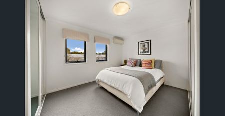 Tranquil Living In Harbourside Pocket One Street Back From The Water - Photo 3