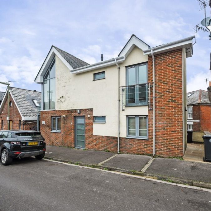 2 Bedroom Flat / Apartment - Highcliffe Road, Winchester - Photo 1