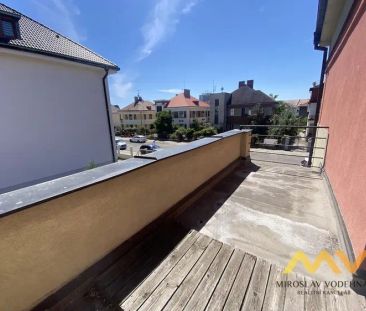 Pronájem atypického podkrovního bytu 2+kk, 65 m - Fotografie 4