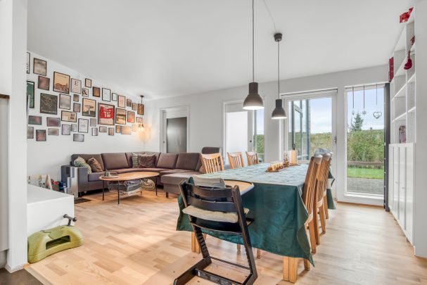 Skønt og rummeligt rækkehus med lukket have - Photo 1