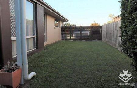 4 Bedroom 2 Bathroom 2 Car Garage Airconditioned Fully Fenced - Photo 3