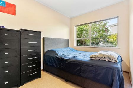 Neat and tidy 2 bedroom unit on top street - Photo 4