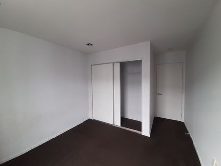 2 Bedroom Spacious Apartment with 2 Carparks - Photo 5