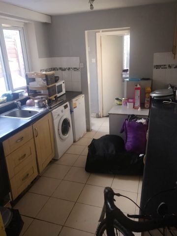 Bedsit, Selby Road, E13 - Photo 3