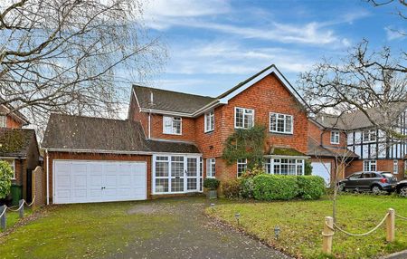 A detached family home on the sought after Tudor Park with a mature private garden. - Photo 5