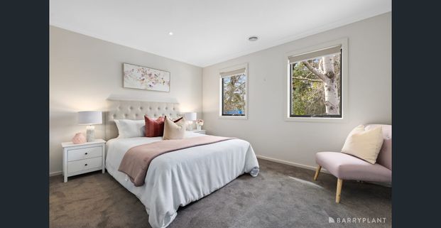 Stylish Family Living with Space and Comfort - Photo 1