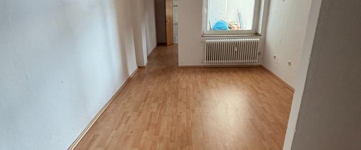 einfach renovierte 2,5-Raum-Erdgeschosswohnung auf ca. 47 m² mit Gemeinschaftsgarten zu vermieten - Foto 1
