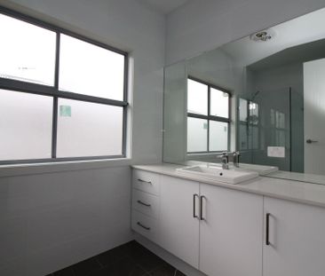 MODERN TOWNHOUSE. 2 BEDROOMS, 2 BATH PLUS STUDY AREA. - Photo 3