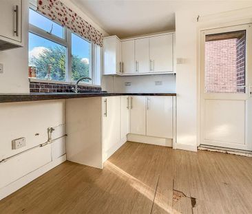 3 bedroom semi-detached house to rent - Photo 6