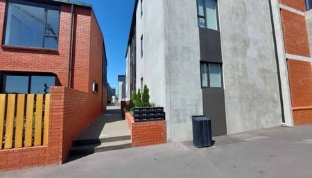 Fully Furnished Inner-City Living - Photo 2