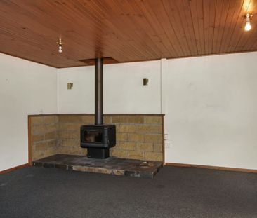 Neat & Comfortable 3-Bedroom Home with Wood Heating and Double Garage - Photo 4