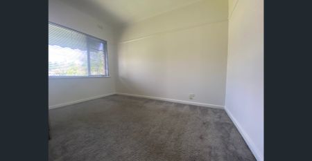 COMFORTABLE 4 BEDROOM HOME - Photo 4