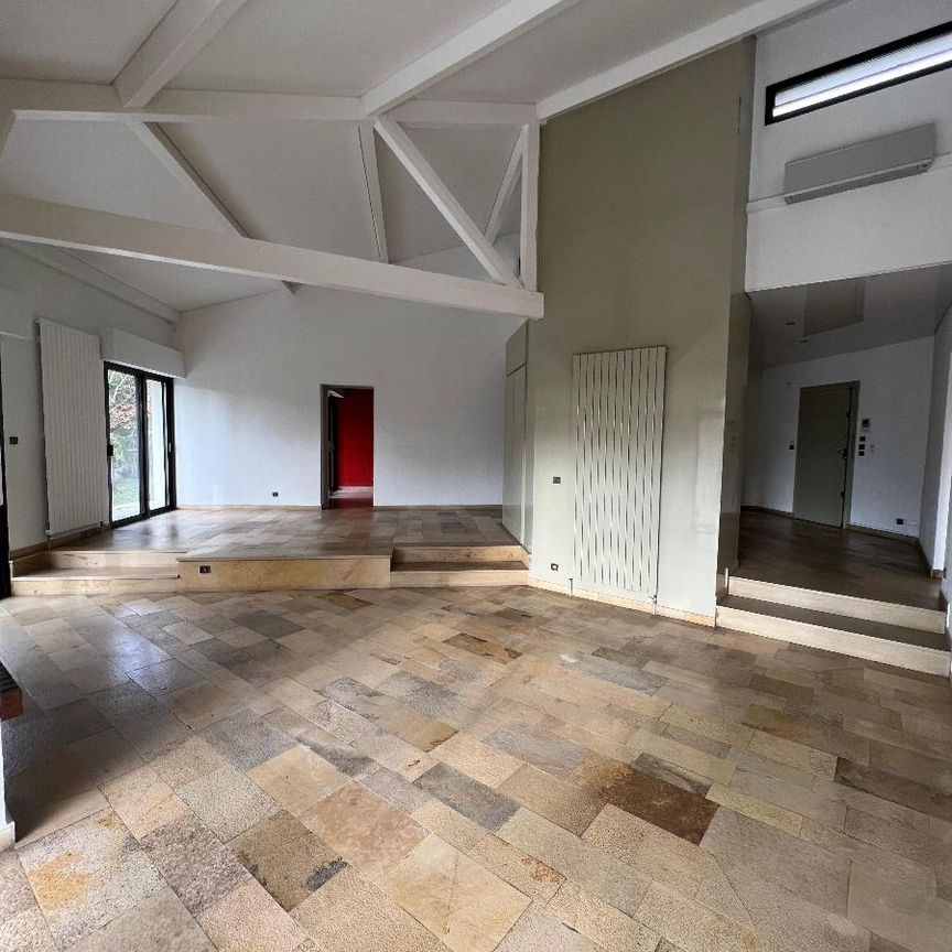 Location Maison 7 pièces 203m² DECINES CHARPIEU 69150 - Photo 1