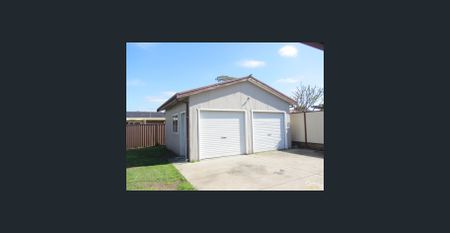 CHARMING BRICK VENEER HOUSE - Photo 5