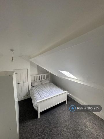 1 bedroom in a house share to rent - Photo 3