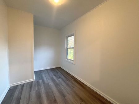 $1,895 / 3 br / 1 ba / 453 Paling ave unit 1 - Photo 3