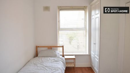 Twin room in 4-bedroom apartment in Stoneybatter, Dublin - Photo 5