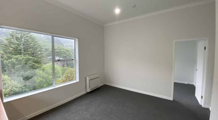 3 bedroom, Newtown - Photo 3