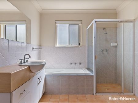 Prestigious 2 Bedroom Townhouse in Kensington! - Photo 3