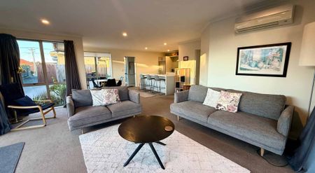 Sun drenched fully furnished 3 bedroom townhouse in quiet location! - Photo 5