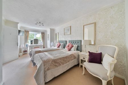 Greenacres Lodge, Warlingham - Photo 3