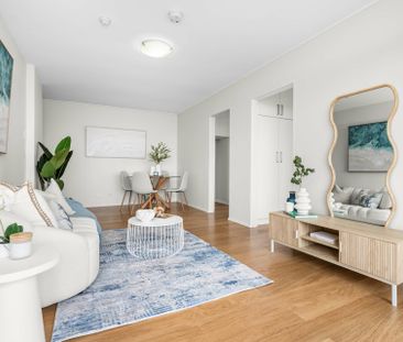 Light Filled & Renovated with Shimmering City Skyline & Harbour Views - Photo 4