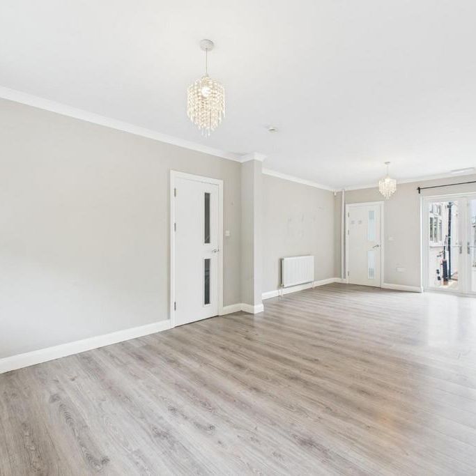 5 bedroom end of terrace house to rent - Photo 1