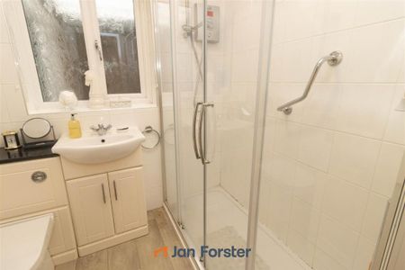 2 bedroom semi-detached bungalow to rent - Photo 4