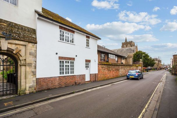 A charming two bedroom house in Winchester city centre - Photo 1