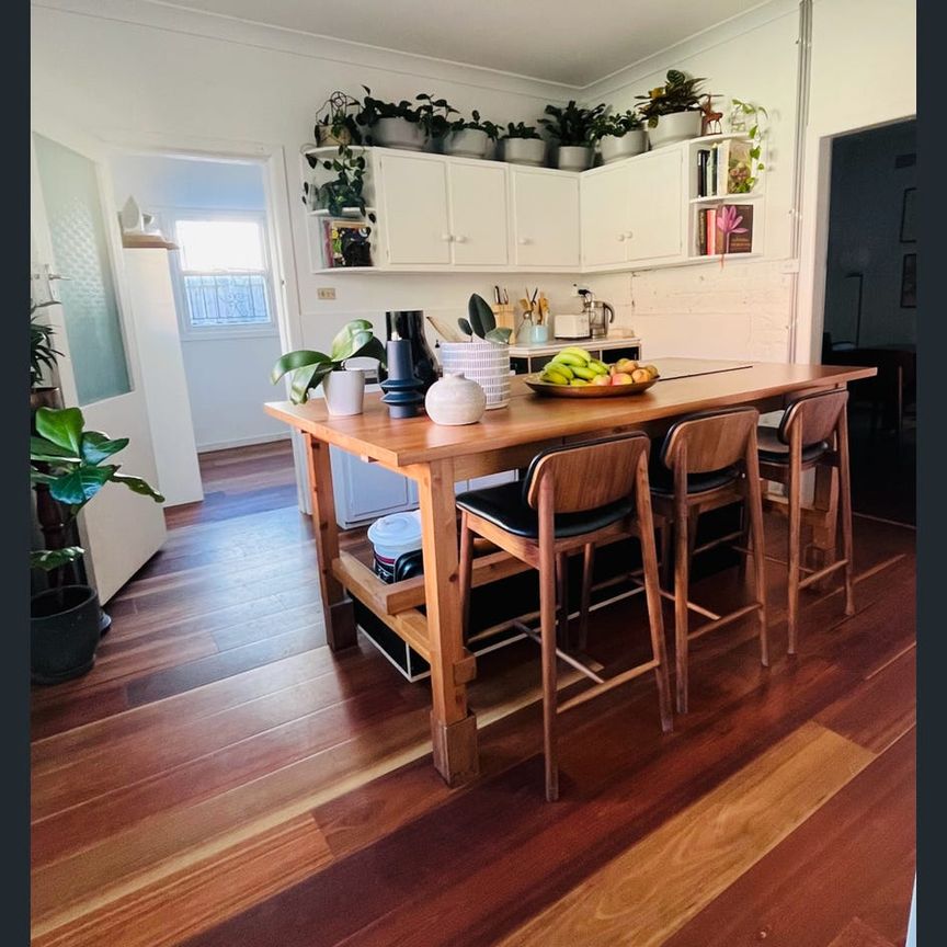 Light filled 2 bedroom free-standing cottage - Photo 1