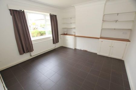 4 bedroom semi-detached house to rent - Photo 3