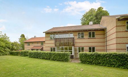 Stor og rumlig 4-værelses lejlighed ved Furesø med privat altan. Depotrum i kælderen og 2 badeværelser - Foto 5