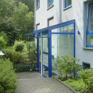 *** Renovierte 2- Zimmer-Wohnung im 1. OG *** viel Tageslicht, Sonnenbalkon und Garage *** - Photo 2