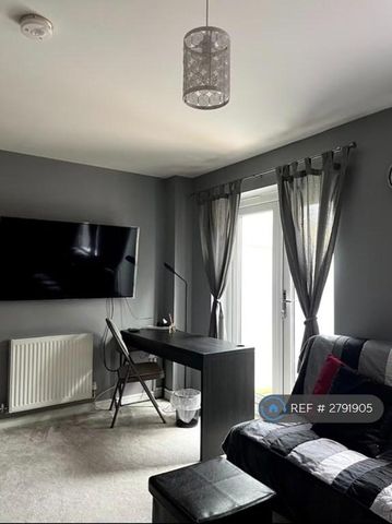 4 bedroom semi-detached house to rent - Photo 2