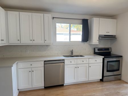 For Lease - 37 Ondrey Street, Bradford West Gwillimbury, Ontario - Photo 4