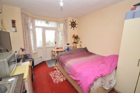 4 Bed Flat, St. Stephen's Road, E6 - Photo 5