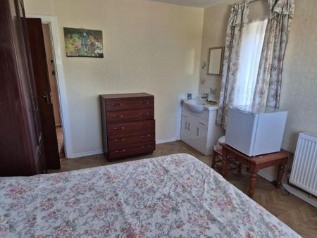 1 bedroom in a house share to rent - Photo 3