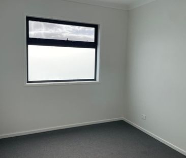 Amazing townhome, 3 bed, 2 living! - Photo 5