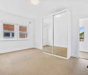 Tranquil Art Deco Apartment with Lock Up Garage - Photo 3