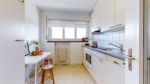 Jackpot Comfortable apartment and 3 months free parking - Photo 1